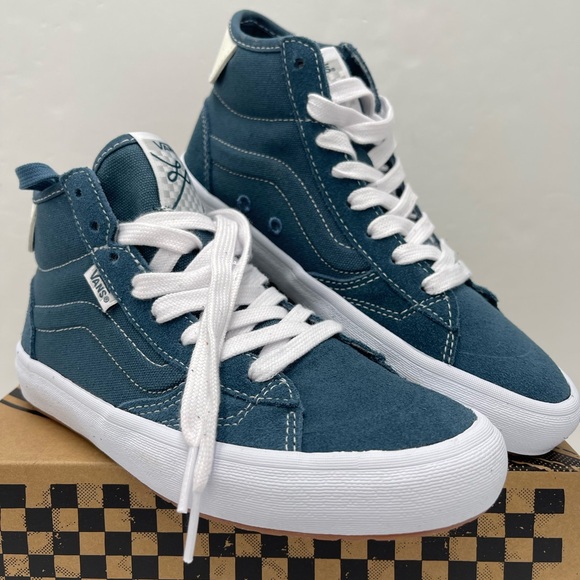 Vans WMNS The Lizzie
Teal Hi Top Sneakers 
VN0A4BX1TEA
 Teal High-Top Sneakers - Picture 2 of 16